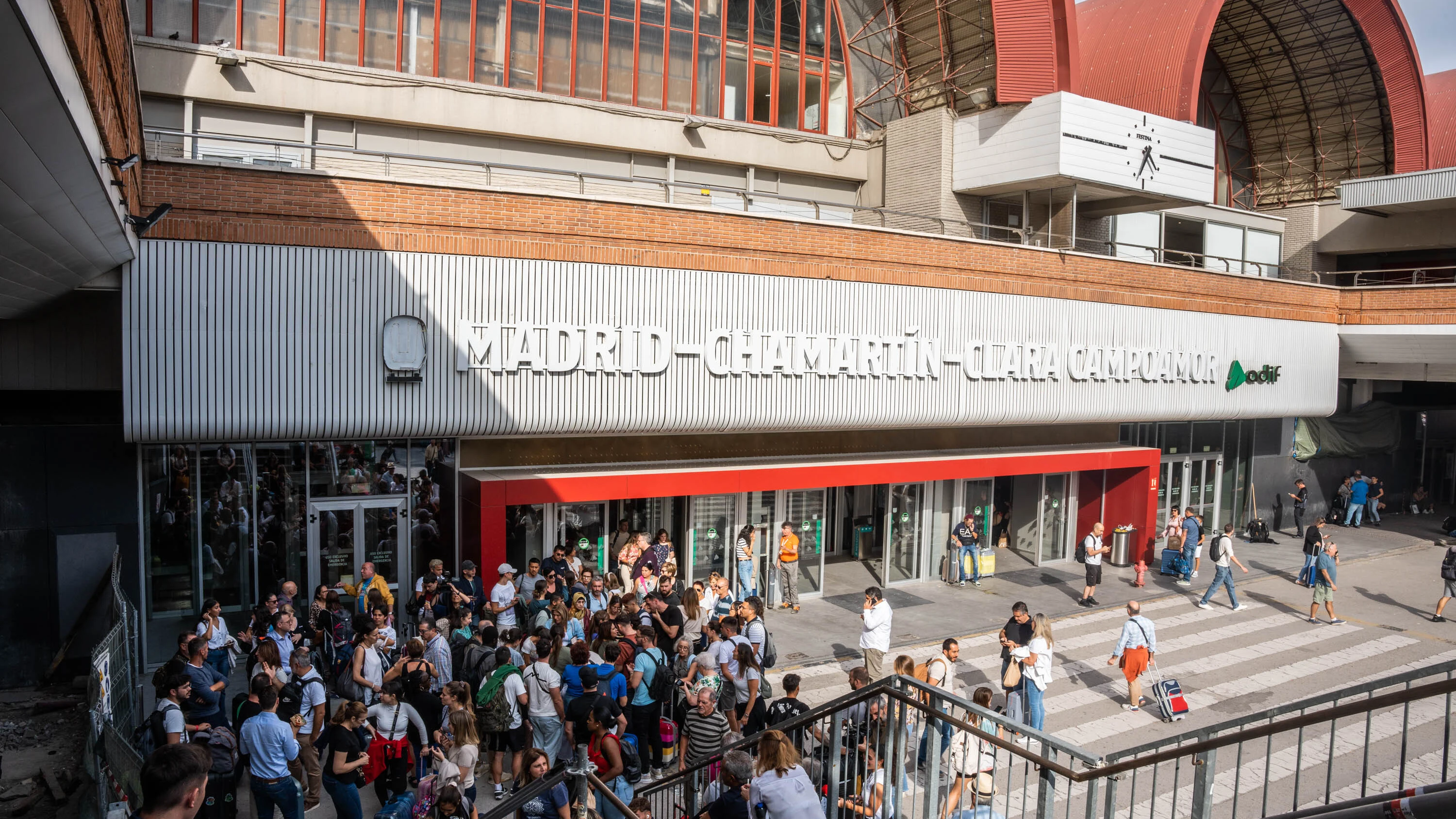 Un grupo de personas a las puertas de la estación del tren de Chamartín con motivo de la incidencia producida en un tren Alicante-Madrid Chamartín, en la estación de Chamartín, a 13 de octubre de 2023, en Madrid (España). 