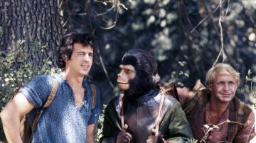 Ron Harper, Roddy McDowall (1928 - 1998) y James Naughton en el plató de la serie de televisión estadounidense "El planeta de los simios", Estados Unidos, hacia 1974.