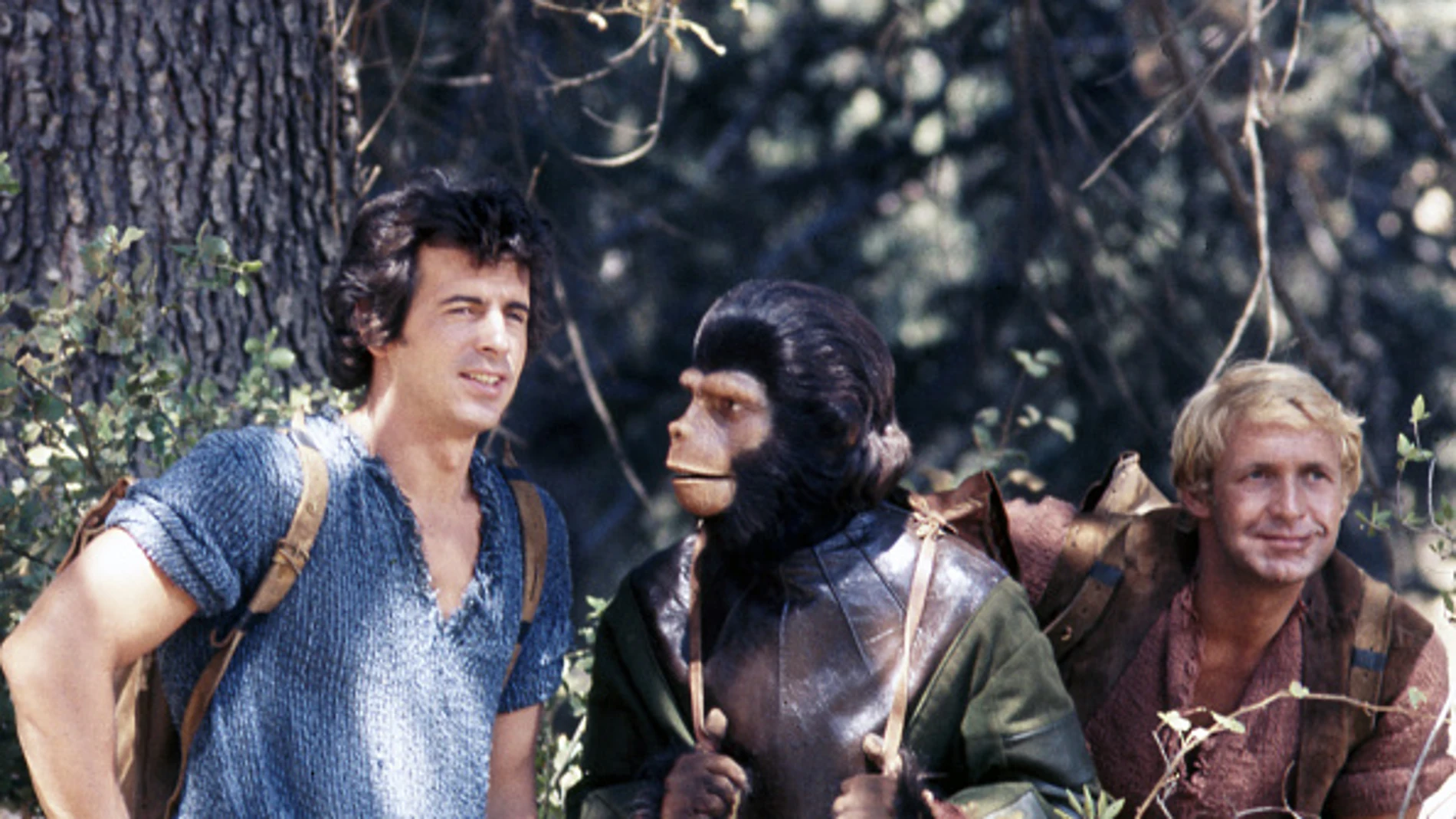 Ron Harper, Roddy McDowall (1928 - 1998) y James Naughton en el plató de la serie de televisión estadounidense &quot;El planeta de los simios&quot;, Estados Unidos, hacia 1974.