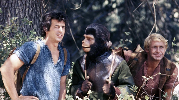 Ron Harper, Roddy McDowall (1928 - 1998) y James Naughton en el plató de la serie de televisión estadounidense "El planeta de los simios", Estados Unidos, hacia 1974.