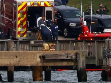 Un marinero herido del buque de carga Dali es transportado en ambulancia, Baltimore