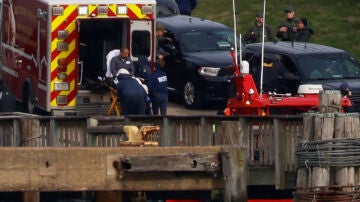 Un marinero herido del buque de carga Dali es transportado en ambulancia, Baltimore