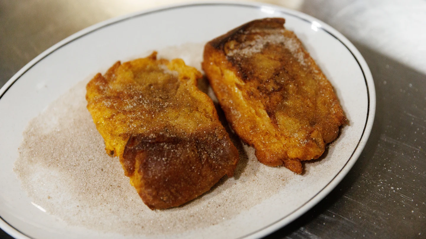 Dos torrijas en un plato en la pastelería 'Café Comercial', a 31 de marzo de 2023, en Madrid (España). Dos torrijas en un plato en la pastelería 'Café Comercial', a 31 de marzo de 2023, en Madrid (España).