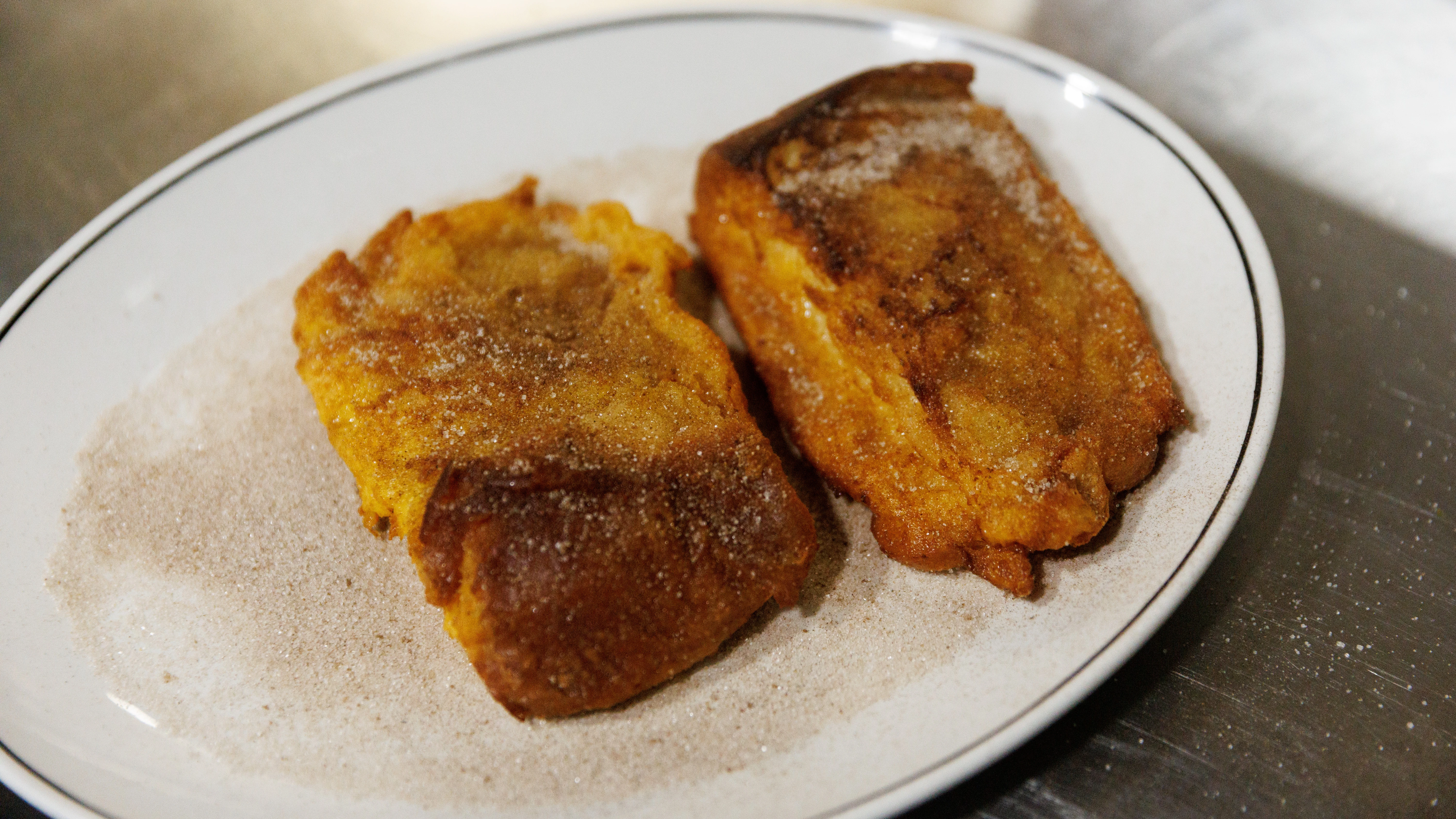 Dos torrijas en un plato en la pastelería 'Café Comercial', a 31 de marzo de 2023, en Madrid (España). 