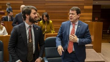 El vicepresidente de la Junta de Castilla y León, Juan García-Gallardo (i), y el presidente, Alfonso Fernández Mañueco.