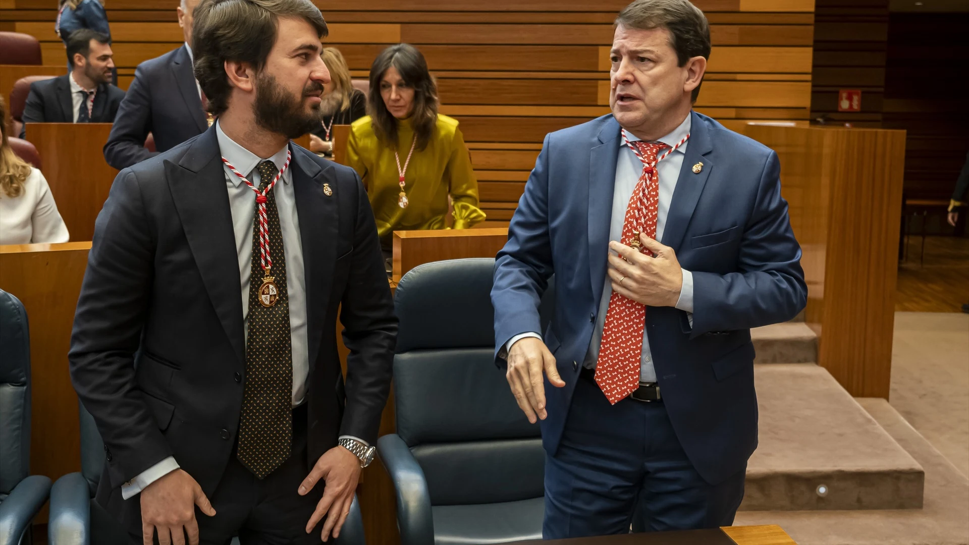 El vicepresidente de la Junta de Castilla y León, Juan García-Gallardo (i), y el presidente, Alfonso Fernández Mañueco.