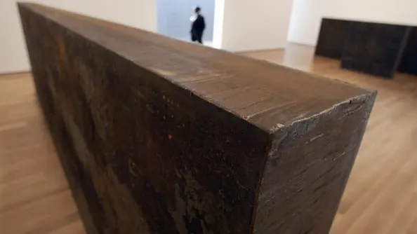  Un guardia de seguridad junto a la escultura "Equal-Parallel: Guernica-Bengasi" de Richard Serra durante el preestreno para la prensa el 29 de mayo de 2007 en el Museo de Arte Moderno. 