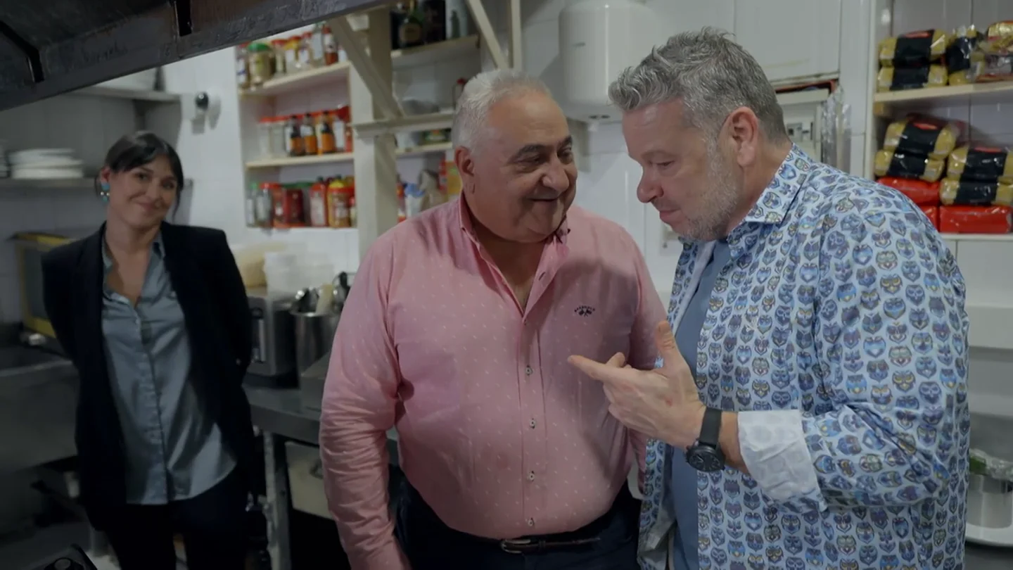 Alberto Chicote hace llorar a Ainhoa en Batalla de restaurantes: "¿A usted no le da orgullo que su hija siga con su negocio?" Alberto Chicote hace llorar a Ainhoa en Batalla de restaurantes: "¿A usted no le da orgullo que su hija siga con su negocio?"