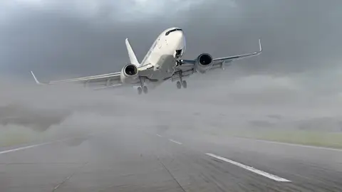 Avión aterrizando con poca visibilidad Avión aterrizando con poca visibilidad