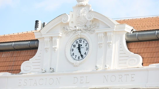 El reloj de la Estación del Norte marca las 11:25 horas, a 25 de marzo de 2023, en Madrid (España). El reloj de la Estación del Norte marca las 11:25 horas, a 25 de marzo de 2023, en Madrid (España).