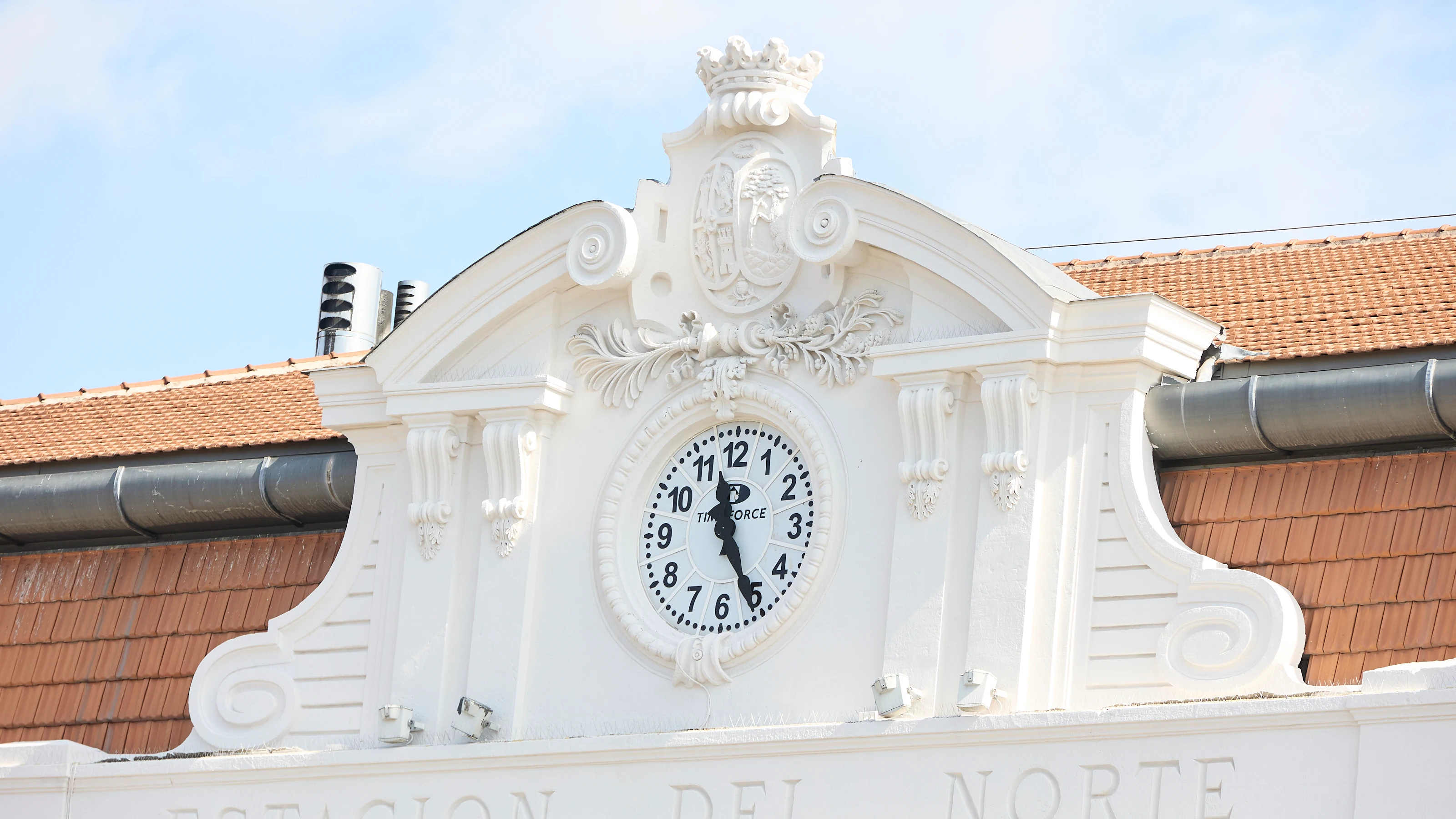El reloj de la Estación del Norte marca las 11:25 horas, a 25 de marzo de 2023, en Madrid (España).