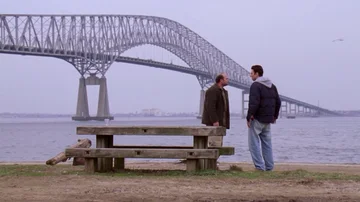 Una escena de la segunda temporada de &#39;The Wire&#39;, con el puente de Baltimore al fondo