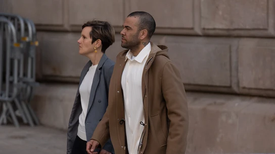 Dani Alves a su llegada a la Audiencia de Barcelona para su primera comparecencia tras salir en libertad bajo fianza Dani Alves a su llegada a la Audiencia de Barcelona para su primera comparecencia tras salir en libertad bajo fianza