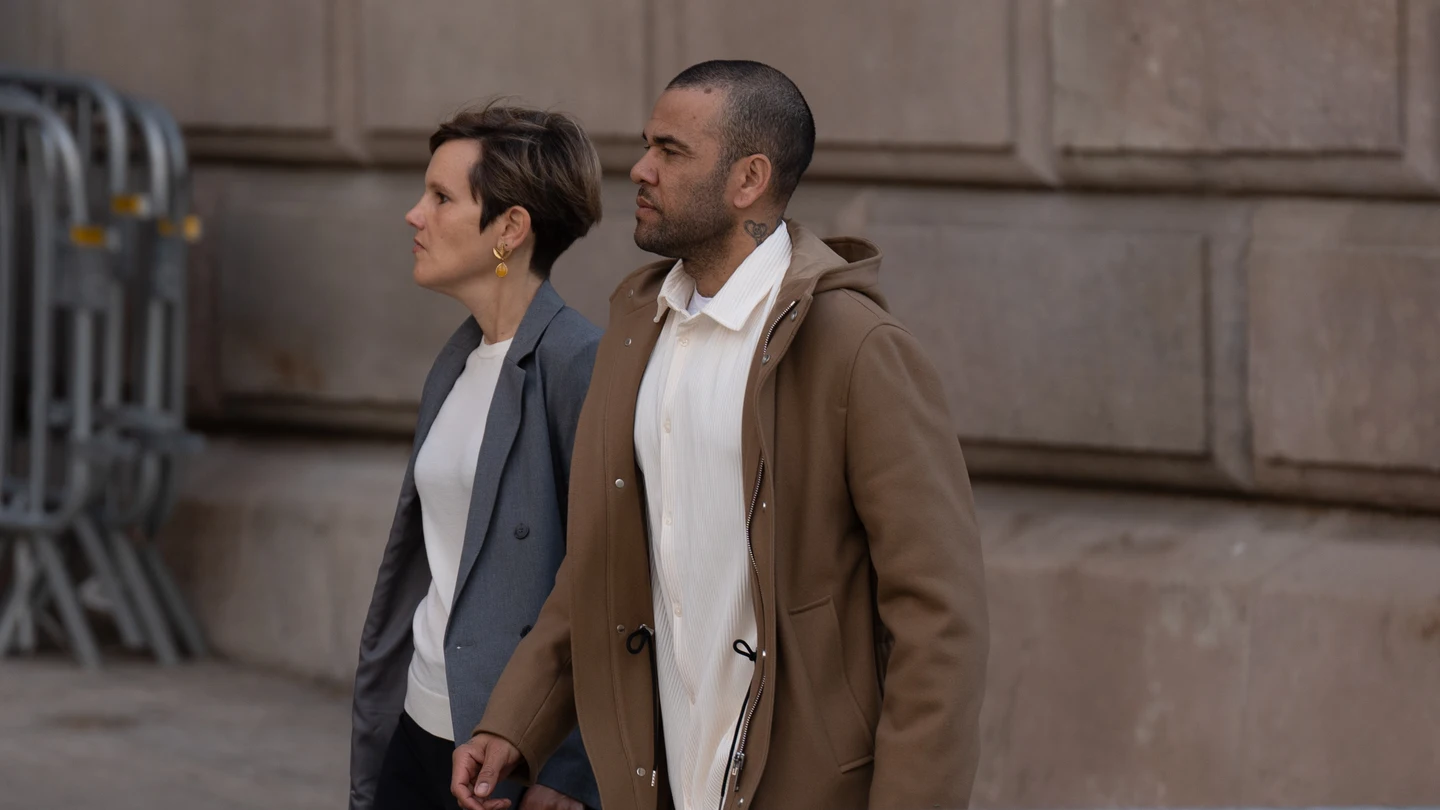 Dani Alves a su llegada a la Audiencia de Barcelona para su primera comparecencia tras salir en libertad bajo fianza Dani Alves a su llegada a la Audiencia de Barcelona para su primera comparecencia tras salir en libertad bajo fianza