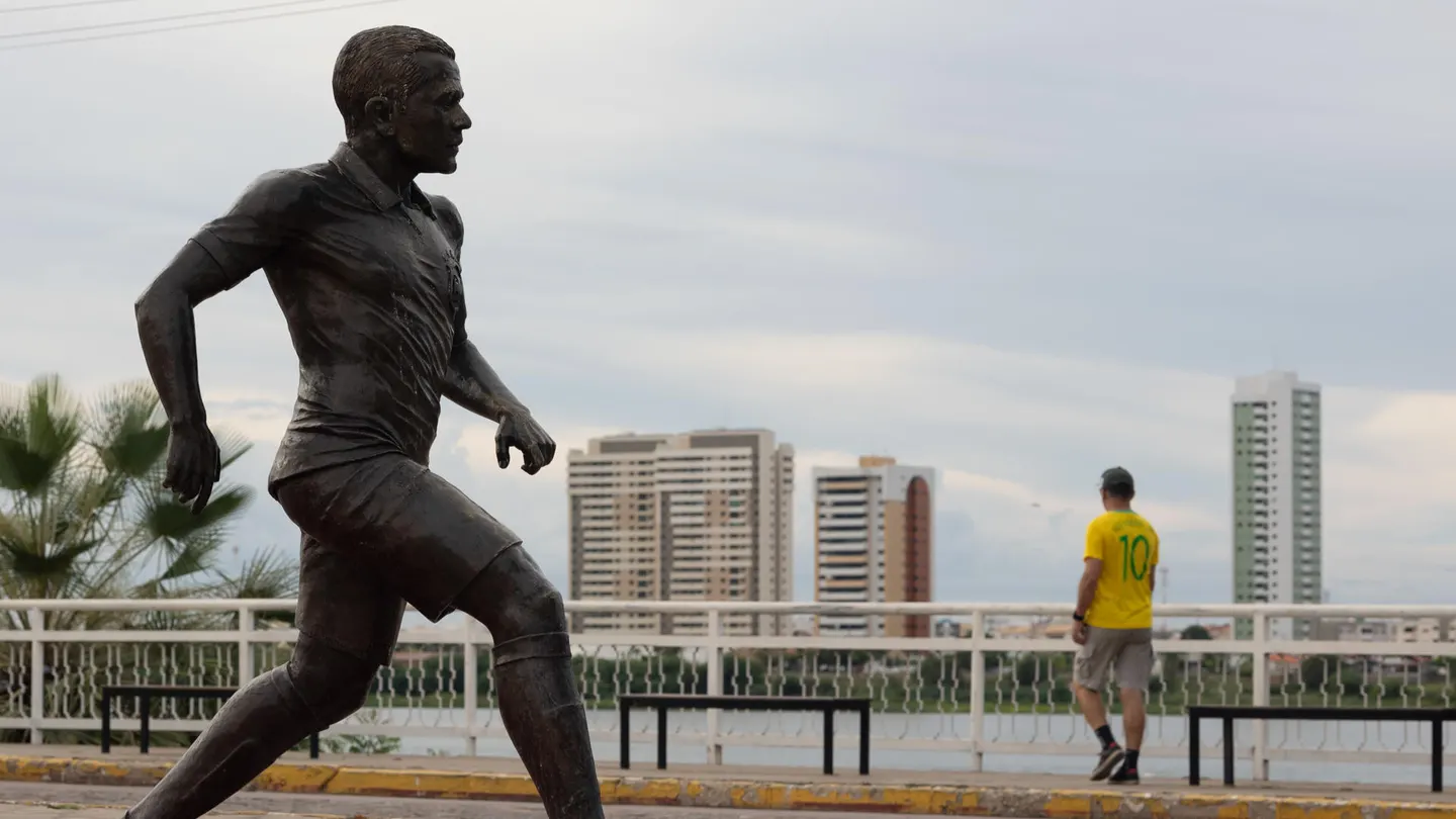 Estatua en honor al futbolista brasileño Dani Alves en su ciudad natal, Juazeiro. Estatua en honor al futbolista brasileño Dani Alves en su ciudad natal, Juazeiro.