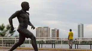Estatua en honor al futbolista brasileño Dani Alves en su ciudad natal, Juazeiro.