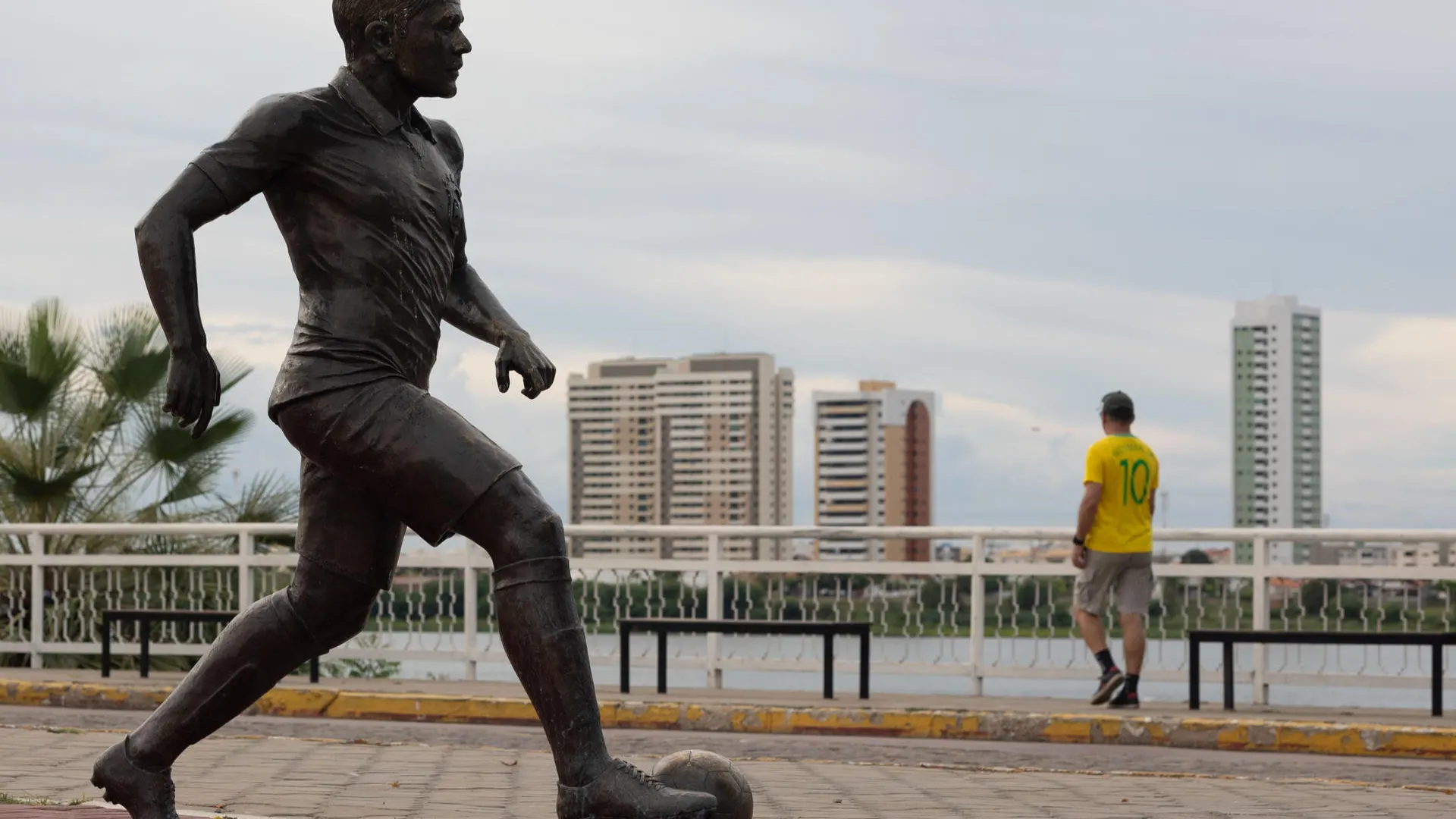 Estatua en honor al futbolista brasileño Dani Alves en su ciudad natal, Juazeiro.