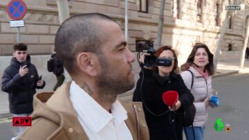 "¡Eres un puto violador de mierda!": los gritos a Dani Alves a su llegada a los juzgados para firmar