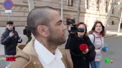 "¡Eres un puto violador de mierda!": los gritos a Dani Alves a su llegada a los juzgados para firmar