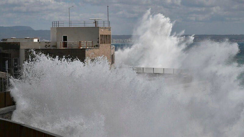Las olas rompen en el dique del oeste y pasan por encima de la escuela naútica, este miércoles en Palma de Mallorca.