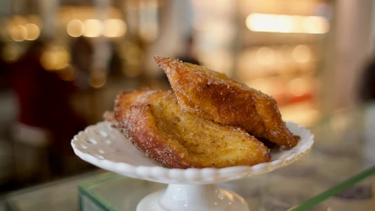 Un plato de torrijas típicas de la pastelería 'La Duquesita', días previos a la Semana Santa de 2022, a 5 de abril de 2022, en Madrid (España). Un plato de torrijas típicas de la pastelería 'La Duquesita', días previos a la Semana Santa de 2022, a 5 de abril de 2022, en Madrid (España).