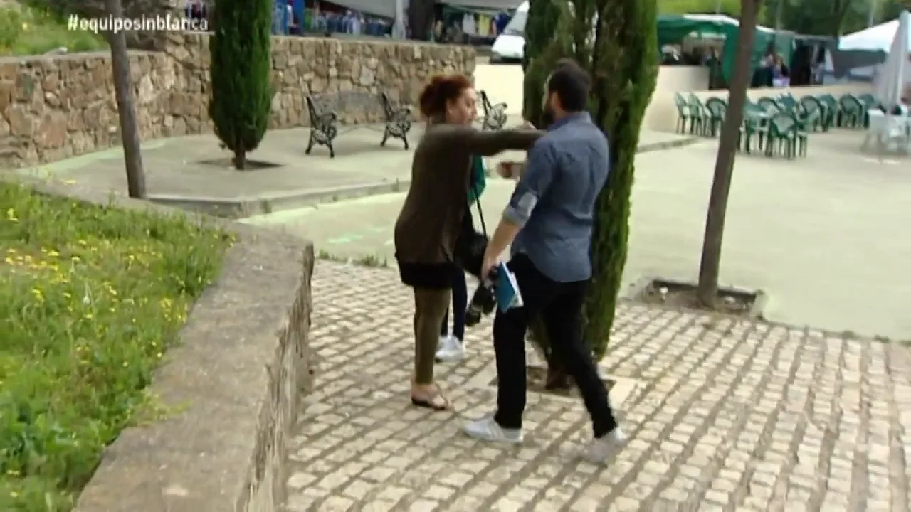 Una sospechosa de blanqueo de dinero agrede a un reportero de Equipo de Investigación