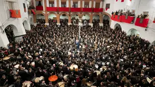 Tradicional acto de la &#39;Rompida de la Hora&#39; en Híjar (Teruel) 