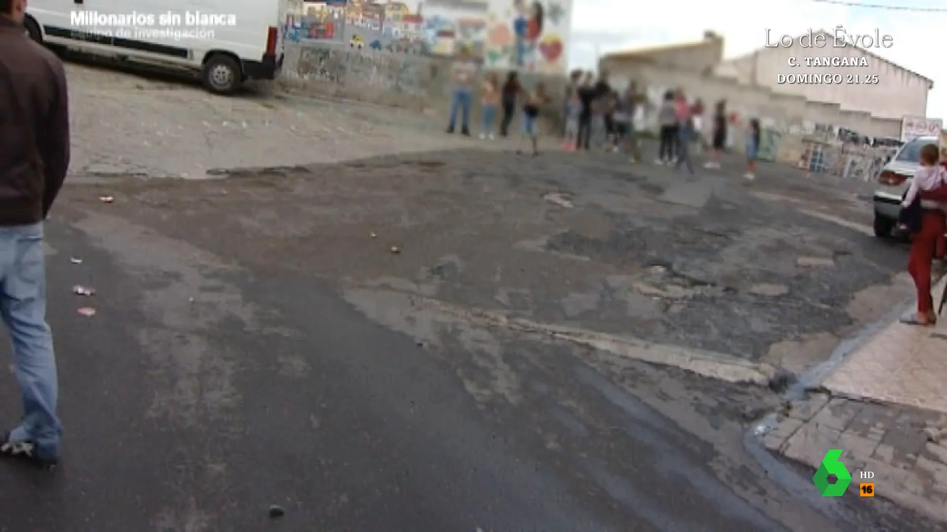 Con piedras, insultos y amenazas: así recibieron a Equipo de Investigación al entrar en el barrio de San Lázaro (Plasencia)