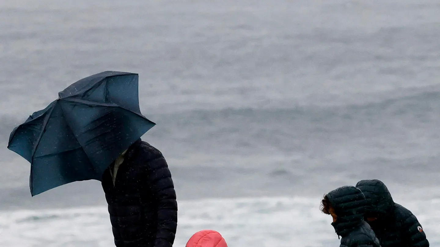 Una familia pasea por la costa de Ferrol el miércoles. Una familia pasea por la costa de Ferrol el miércoles.