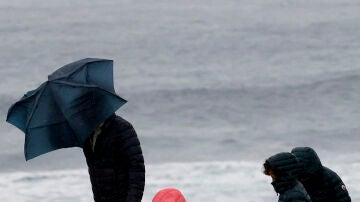 Una familia pasea por la costa de Ferrol el miércoles.