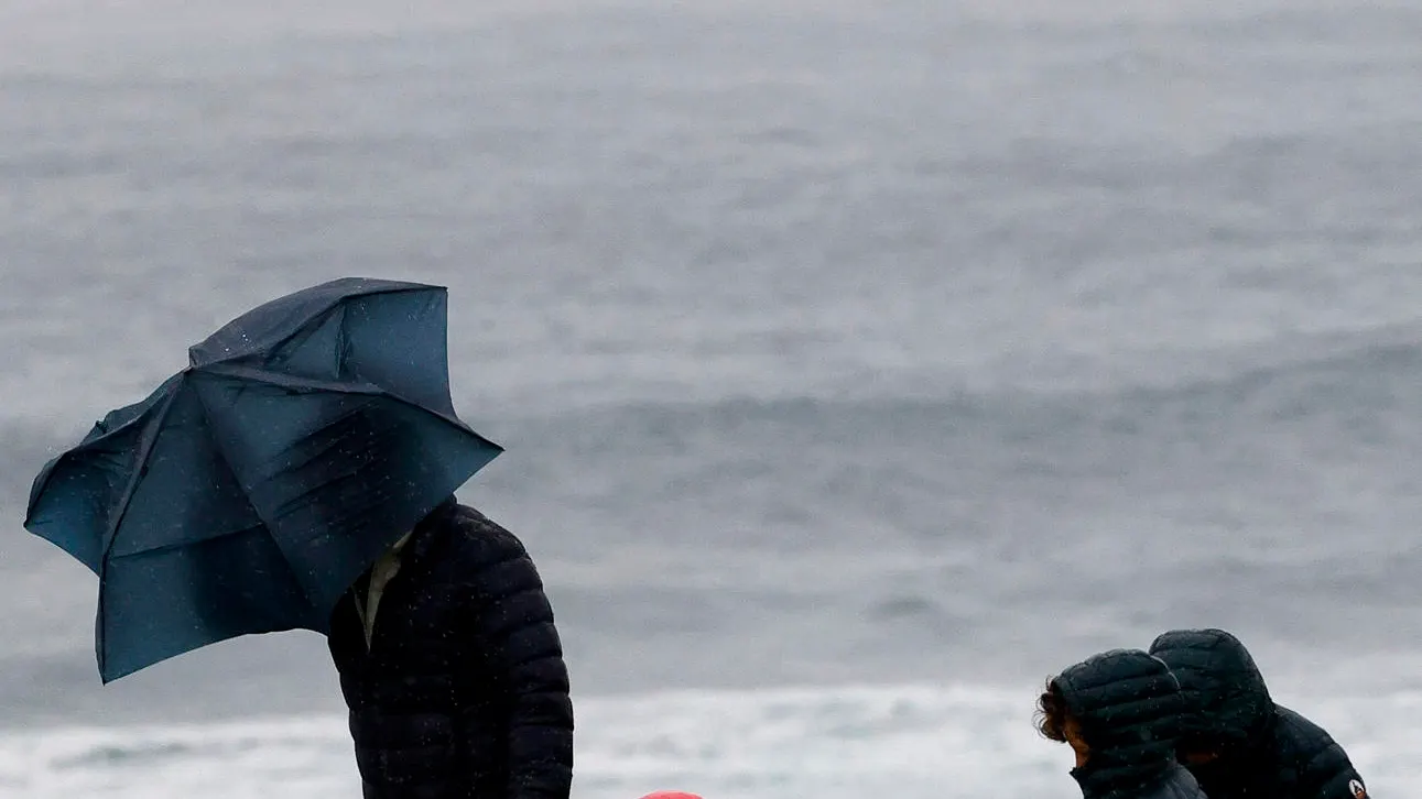 Una familia pasea por la costa de Ferrol el miércoles.