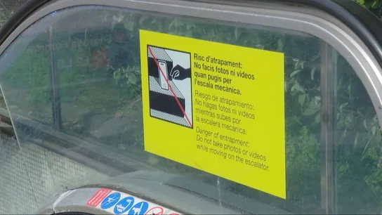 Prohíben los 'selfies' desde las escaleras mecánicas del metro de Barcelona que da a la Sagrada Familia Prohíben los 'selfies' desde las escaleras mecánicas del metro de Barcelona que da a la Sagrada Familia