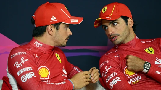 Carlos Sainz charla con Charles Leclerc Carlos Sainz charla con Charles Leclerc