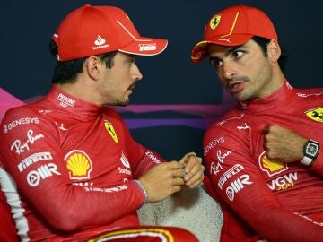 Carlos Sainz charla con Charles Leclerc
