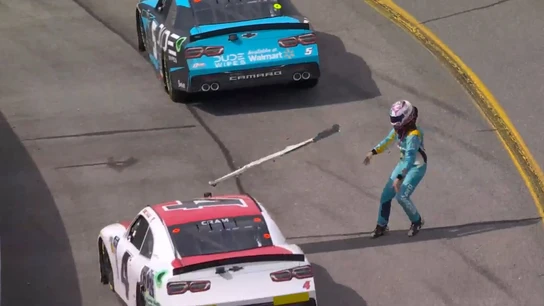 Un piloto de la NASCAR lanza una pieza de su chasis a otro coche Un piloto de la NASCAR lanza una pieza de su chasis a otro coche