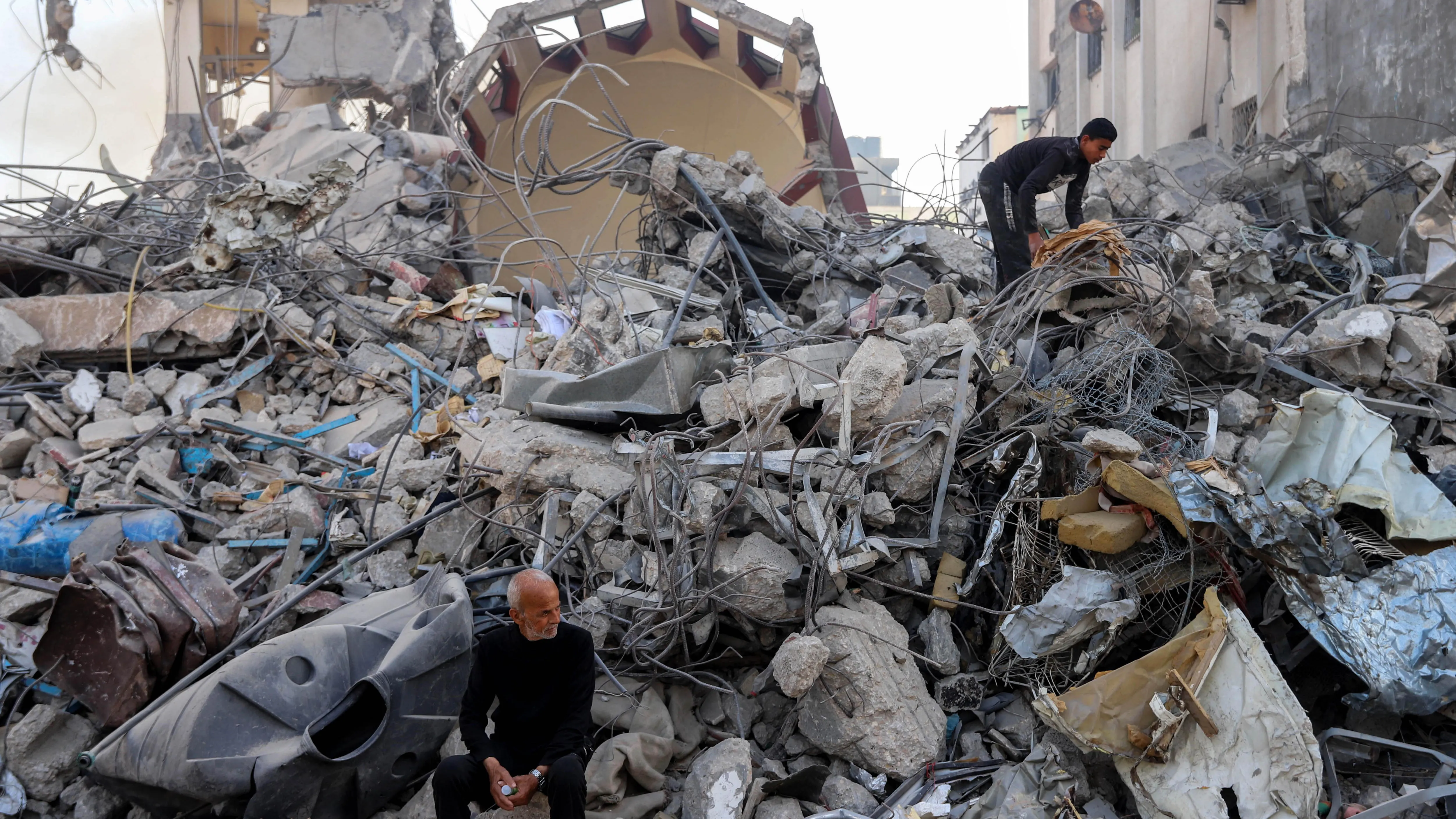 Palestinos inspeccionan los restos de destrucción del hospital de Al-Shifa Palestinos inspeccionan los restos de destrucción del hospital de Al-Shifa