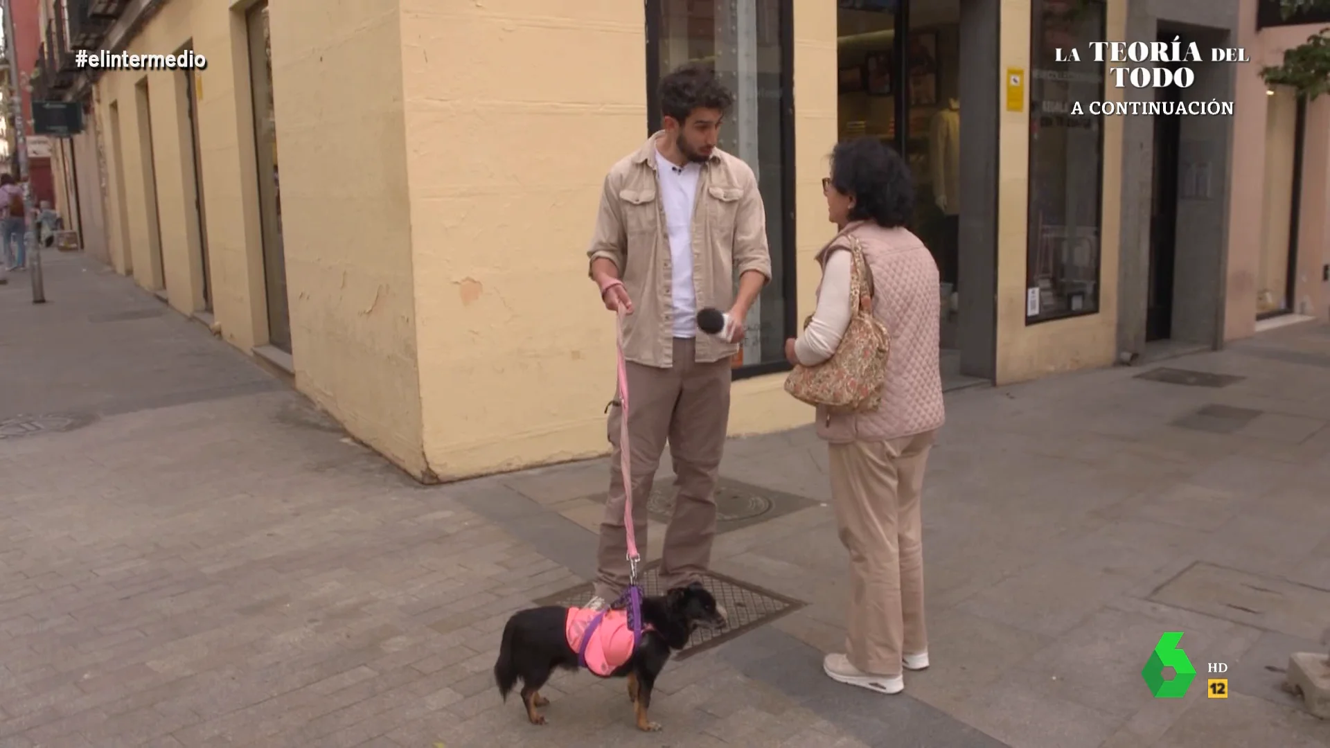 La campaña de Isma Juárez en pleno centro de Madrid para que adopten a Lucas: "Con este perro liga que flipa..."