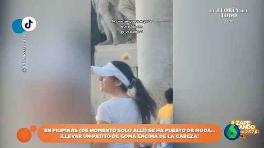 La última moda en Filipinas: llevar un pato de goma en la cabeza La última moda en Filipinas: llevar un pato de goma en la cabeza