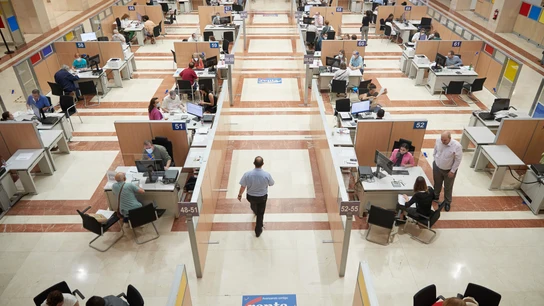 Una oficina de la Agencia Tributaria en plena campaña de la declaración de la renta, en 2021 Una oficina de la Agencia Tributaria en plena campaña de la declaración de la renta, en 2021