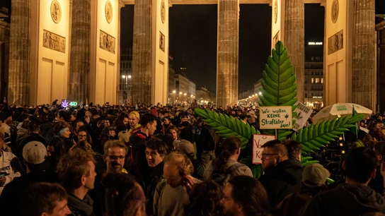 Cientos de personas se reunieron en la Puerta de Brandeburgo en Berlín para celebrar la entrada en vigor de la ley Cientos de personas se reunieron en la Puerta de Brandeburgo en Berlín para celebrar la entrada en vigor de la ley