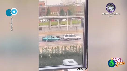 El insólito sistema que utilizan dos conductores para 'empujar' su coche por la carretera El insólito sistema que utilizan dos conductores para 'empujar' su coche por la carretera