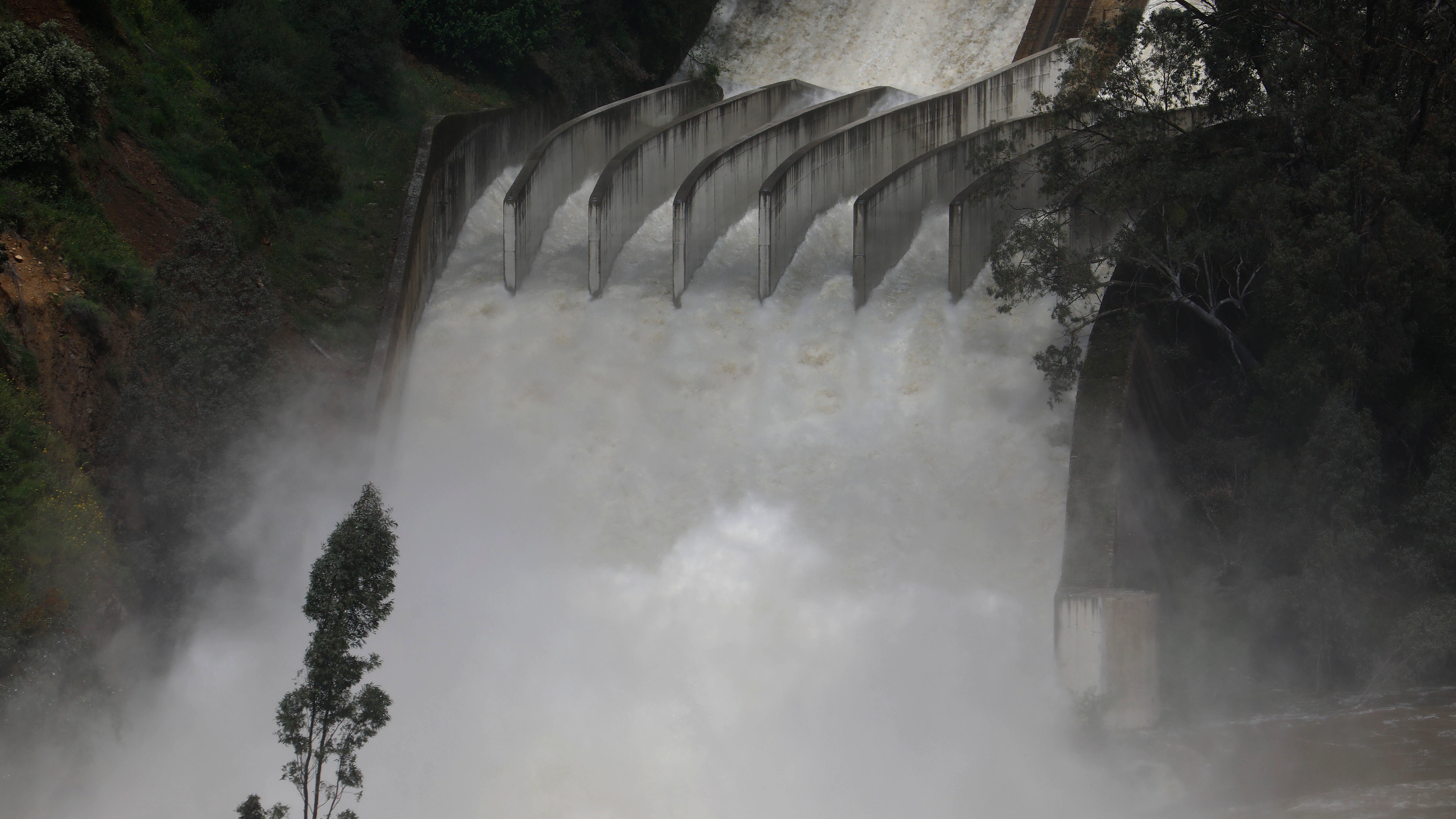 Vista del embalse del Guadalmellato desembalsando agua tras alcanzar el 87% de sus 146 hectómetros cúbicos de capacidad