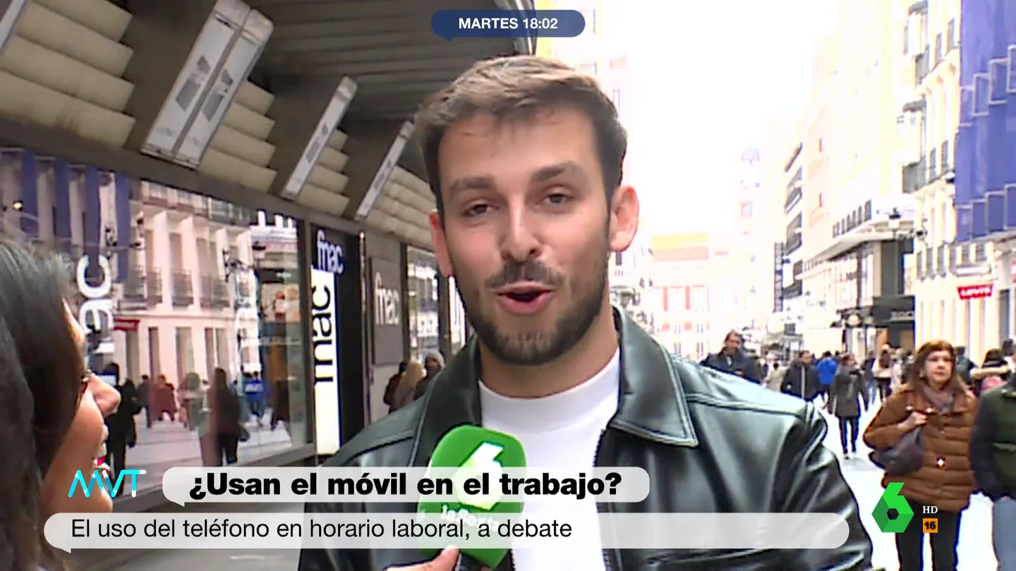"Yo cojo el móvil en el trabajo, lo digo ya": la confesión de un chico frente a las cámaras de Más Vale Tarde ¿Usan el móvil los españoles en el trabajo? ¿Cuáles son sus trucos para que no les pillen? ¿Qué han dicho cuando les han cogido con las 'manos en la masa'? En este vídeo, Más Vale Tarde lleva a la calle estas y otras preguntas.