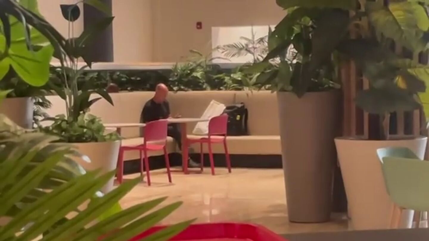 Luis Rubiales, grabado en el aeropuerto de Punta Cana por laSexta antes de regresar a Madrid