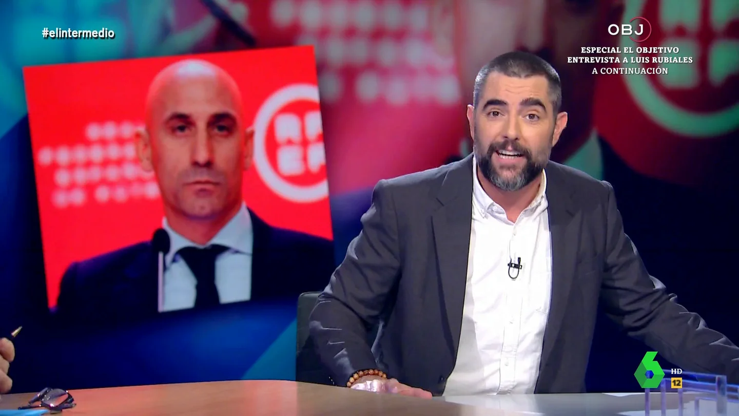 El Intermedio (03-04-24) El mensaje de Dani Mateo a la prensa tras confundir a un hombre con Luis Rubiales: "¿Visto un calvo vistos todos?" El Intermedio (03-04-24) El mensaje de Dani Mateo a la prensa tras confundir a un hombre con Luis Rubiales: "¿Visto un calvo vistos todos?"