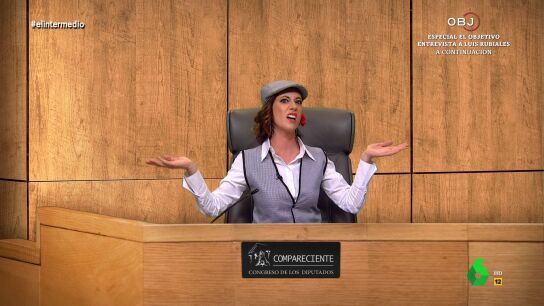 Cristina Gallego encarna a la versi&oacute;n m&aacute;s 'chulapa' de Isabel D&iacute;az Ayuso en plena declaraci&oacute;n en la comisi&oacute;n del Congreso sobre las mascarillas: "Lo que guipo es que t&uacute; metes la napia donde no te llaman, parguela", comenta en este v&iacute;deo.