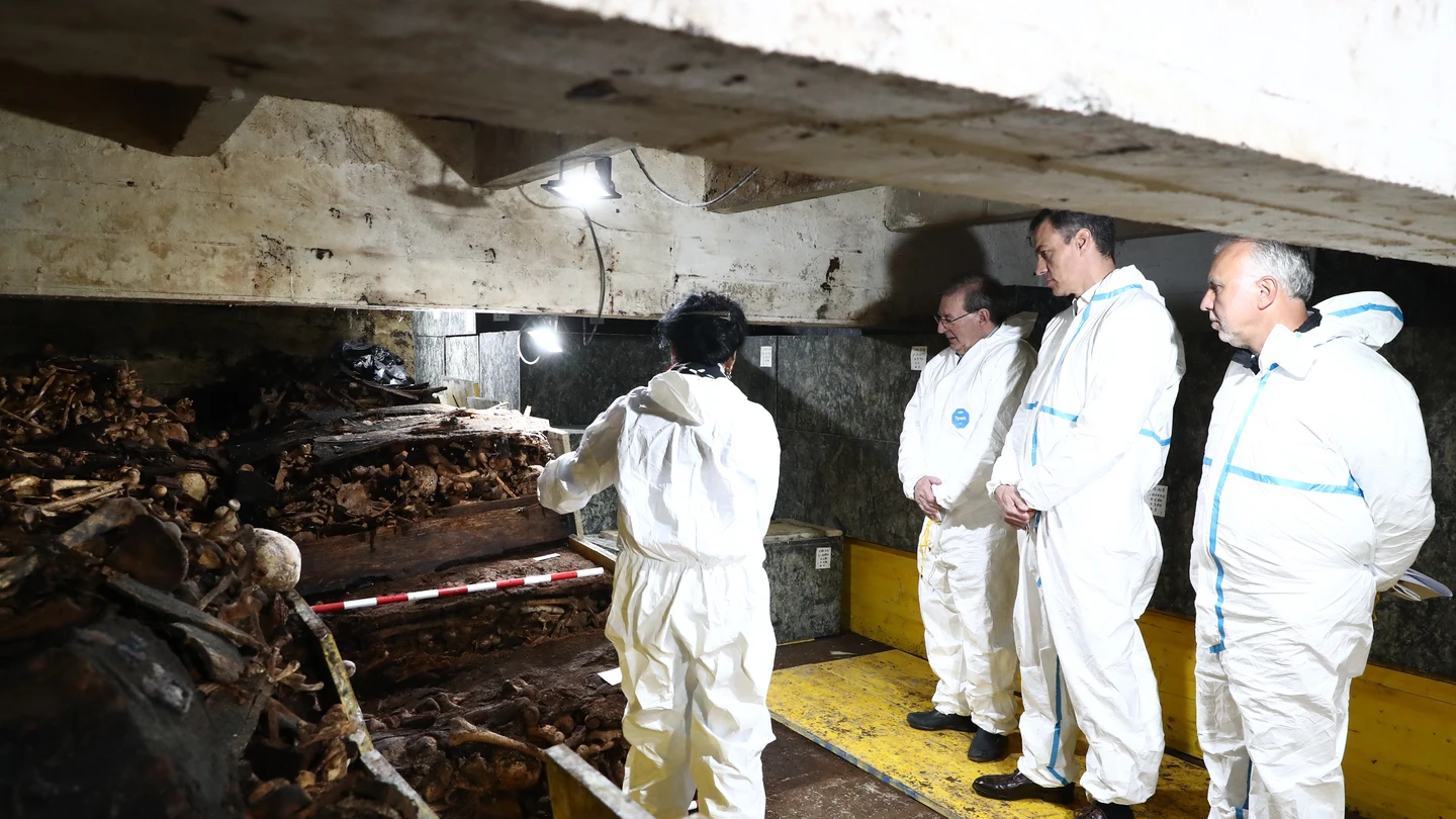El equipo de las exhumaciones en el Valle de Cuelgamuros enseña a Pedro Sánchez sus tareas El equipo de las exhumaciones en el Valle de Cuelgamuros enseña a Pedro Sánchez sus tareas
