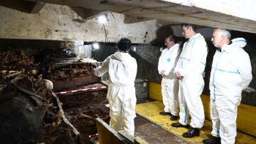 El equipo de las exhumaciones en el Valle de Cuelgamuros enseña a Pedro Sánchez sus tareas
