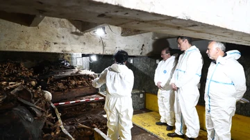 El equipo de las exhumaciones en el Valle de Cuelgamuros enseña a Pedro Sánchez sus tareas