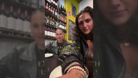 Dos americanas se van de tapas a un bar de Sevilla  Dos americanas se van de tapas a un bar de Sevilla